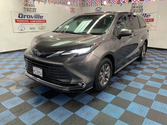 TOYOTA SIENNA 2022 5TDYSKFC9NS068828 image