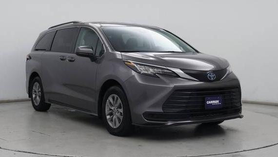 TOYOTA SIENNA 2022 5TDKSKFC3NS044658 image