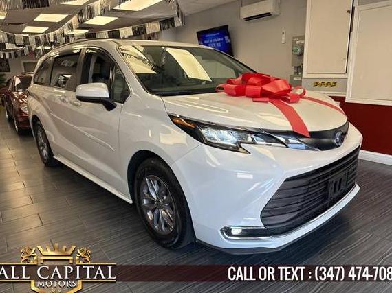 TOYOTA SIENNA 2022 5TDYRKEC3NS082074 image