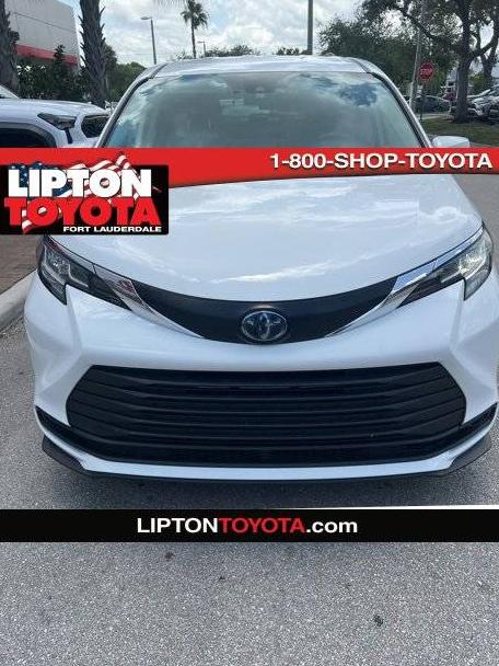 TOYOTA SIENNA 2022 5TDKRKEC0NS119006 image