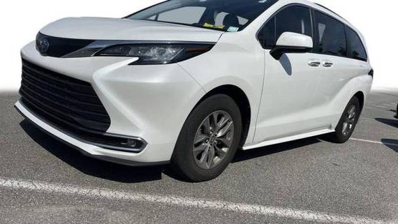 TOYOTA SIENNA 2022 5TDYRKEC1NS100183 image