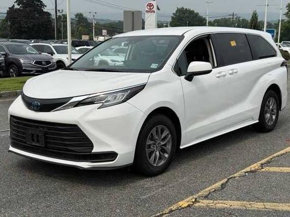 TOYOTA SIENNA 2022 5TDKRKEC4NS122104 image