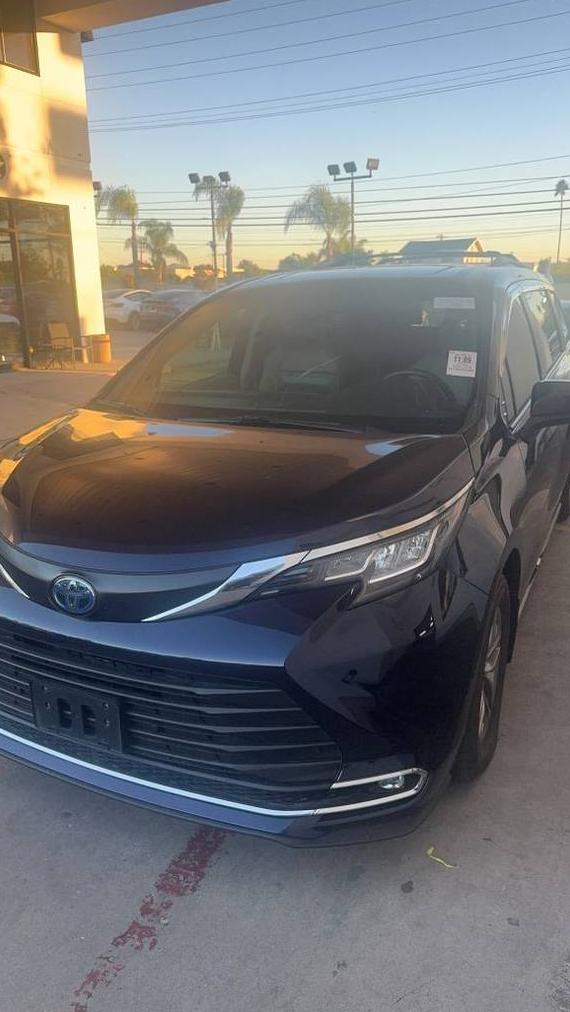 TOYOTA SIENNA 2022 5TDYRKEC8NS131737 image