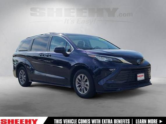 TOYOTA SIENNA 2022 5TDKRKEC5NS132723 image