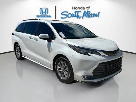 TOYOTA SIENNA 2022 5TDJRKEC8NS122943 image