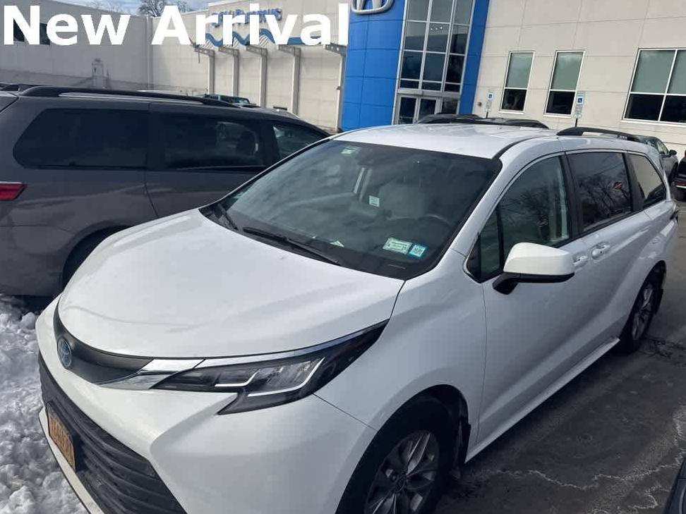 TOYOTA SIENNA 2022 5TDKSKFC2NS053271 image