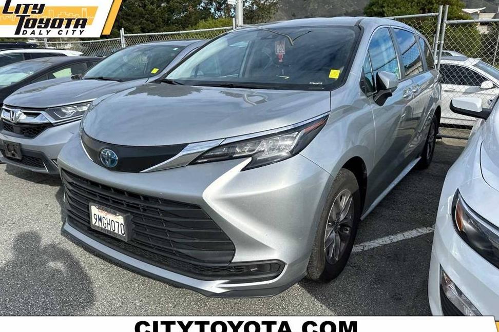 TOYOTA SIENNA 2022 5TDKRKEC8NS117455 image