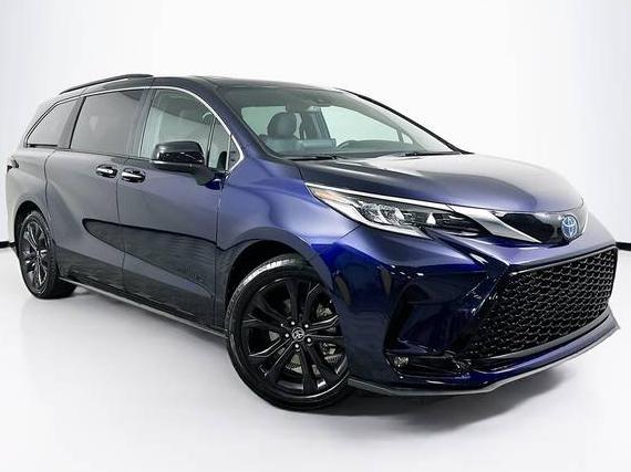 TOYOTA SIENNA 2022 5TDDRKEC9NS124276 image