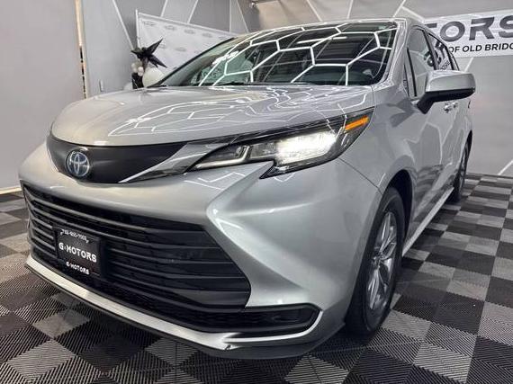 TOYOTA SIENNA 2022 5TDKRKECXNS117831 image