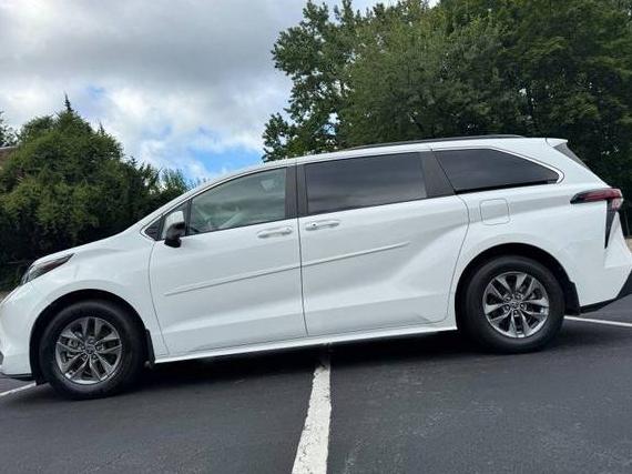 TOYOTA SIENNA 2022 5TDBRKEC3NS109084 image