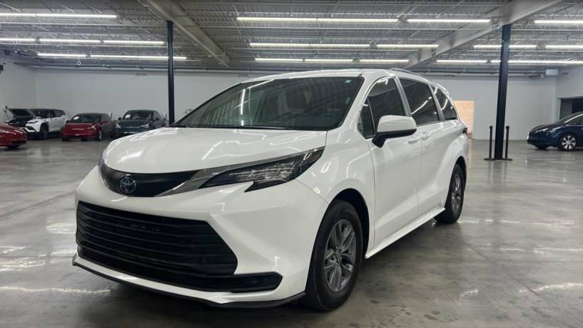 TOYOTA SIENNA 2022 5TDKRKEC6NS119009 image