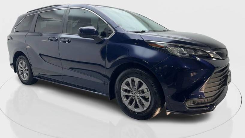 TOYOTA SIENNA 2022 5TDKRKEC7NS113252 image