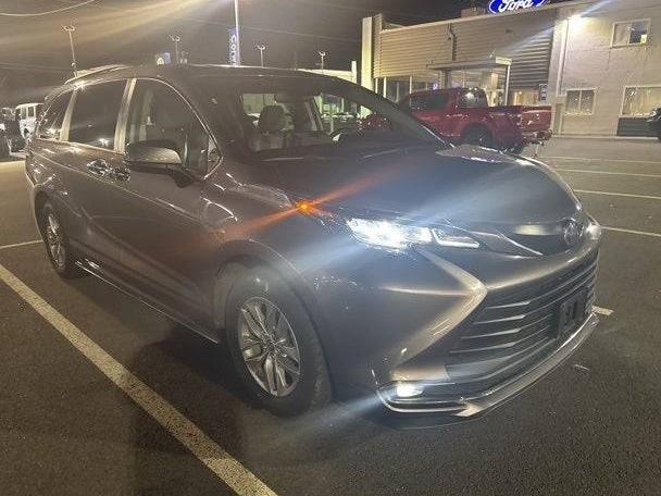 TOYOTA SIENNA 2022 5TDYSKFC5NS052917 image