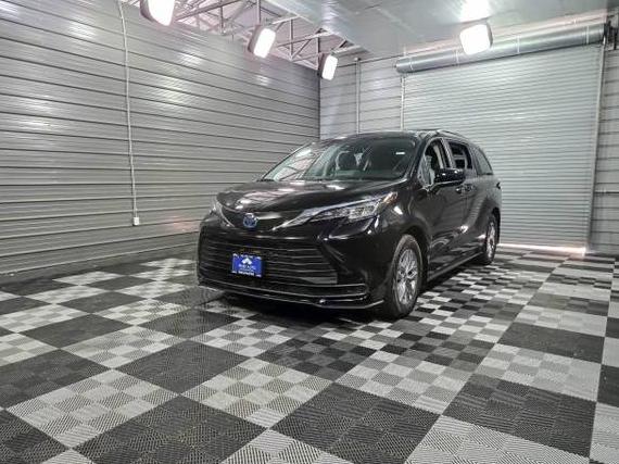 TOYOTA SIENNA 2022 5TDKSKFC4NS066944 image