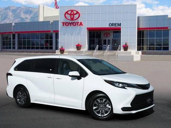 TOYOTA SIENNA 2022 5TDKRKEC0NS108555 image