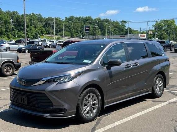 TOYOTA SIENNA 2022 5TDKSKFC2NS069244 image