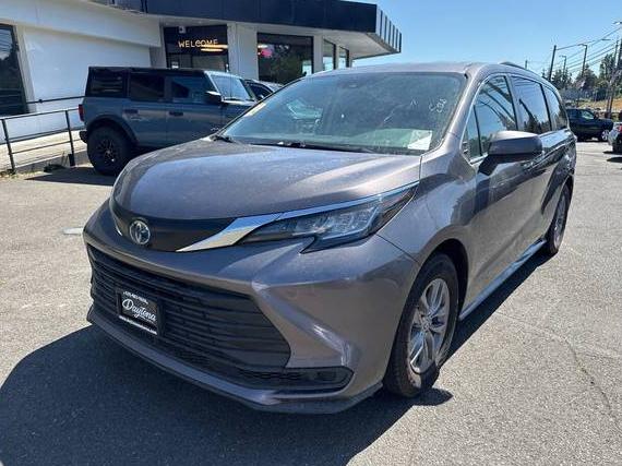 TOYOTA SIENNA 2022 5TDKSKFC1NS056646 image