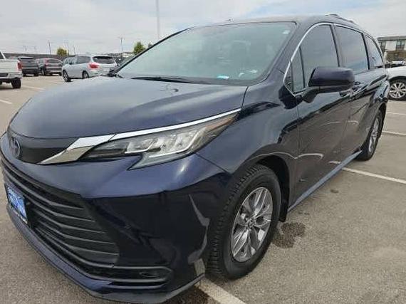 TOYOTA SIENNA 2022 5TDKRKEC2NS128726 image