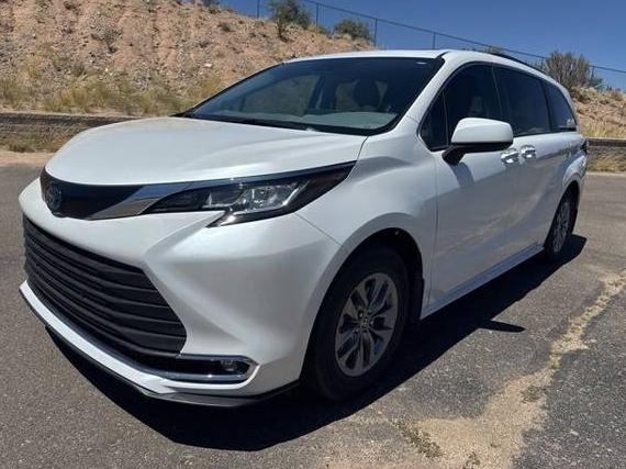 TOYOTA SIENNA 2022 5TDJRKEC5NS134046 image