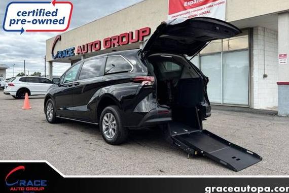 TOYOTA SIENNA 2022 5TDKRKEC4NS107151 image