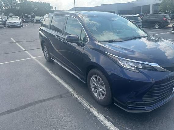 TOYOTA SIENNA 2022 5TDKRKEC1NS132363 image
