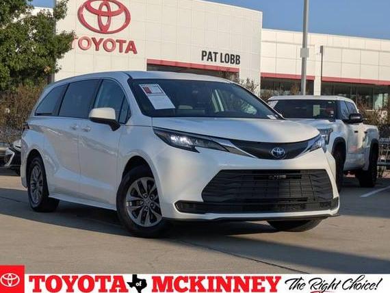TOYOTA SIENNA 2022 5TDKRKEC4NS128338 image