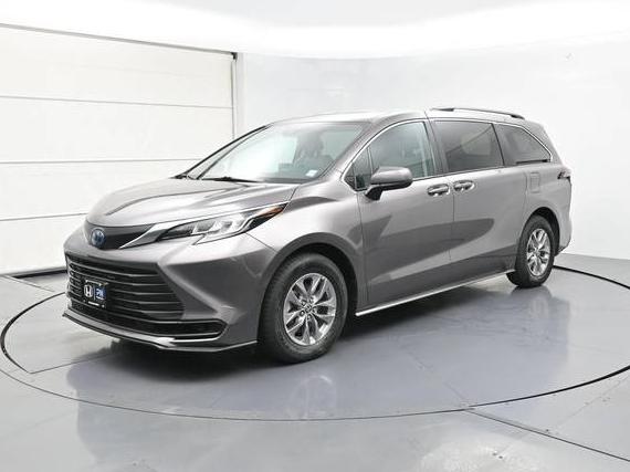 TOYOTA SIENNA 2022 5TDKSKFC3NS055014 image