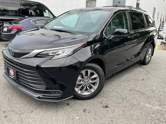 TOYOTA SIENNA 2022 5TDKSKFC9NS069158 image