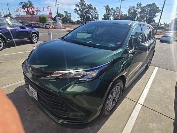 TOYOTA SIENNA 2022 5TDKRKEC3NS103754 image