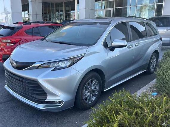 TOYOTA SIENNA 2022 5TDJRKEC8NS119928 image