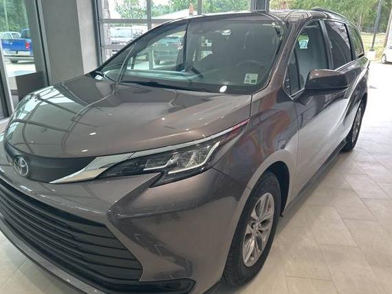 TOYOTA SIENNA 2022 5TDKRKEC4NS089296 image
