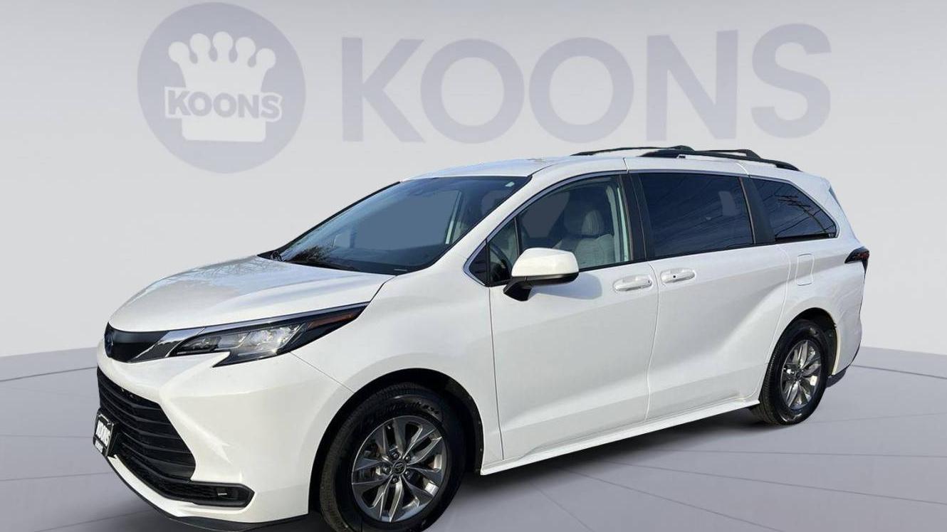 TOYOTA SIENNA 2022 5TDKSKFC4NS045897 image