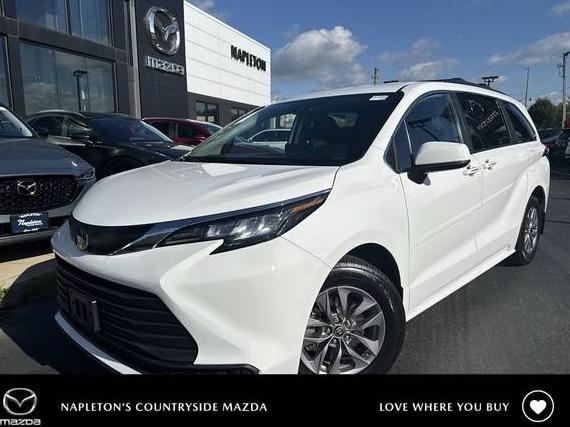 TOYOTA SIENNA 2022 5TDKRKEC4NS130817 image