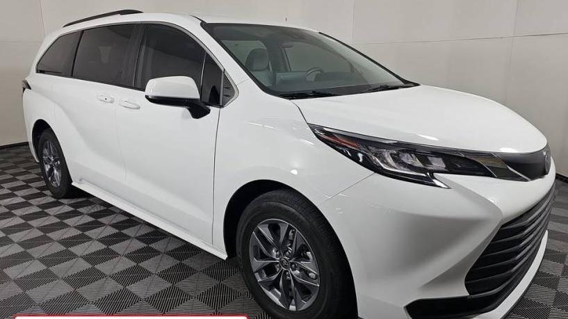 TOYOTA SIENNA 2022 5TDKRKEC3NS077219 image