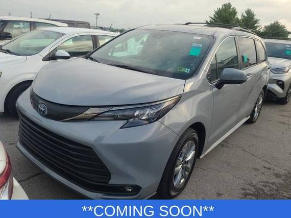 TOYOTA SIENNA 2022 5TDASKFC8NS048619 image