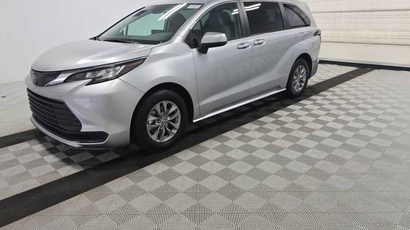 TOYOTA SIENNA 2022 5TDKRKEC1NS128815 image