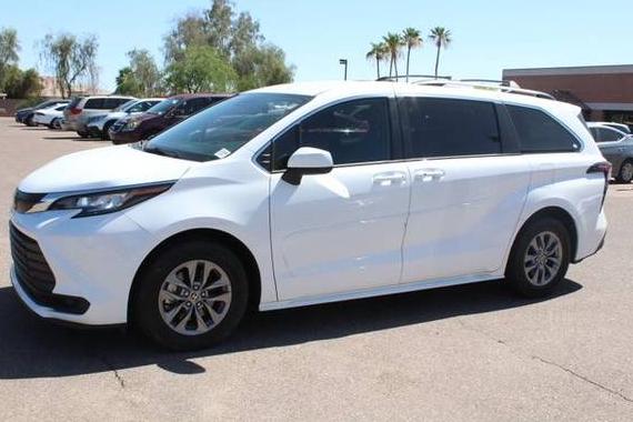 TOYOTA SIENNA 2022 5TDKRKEC2NS126412 image