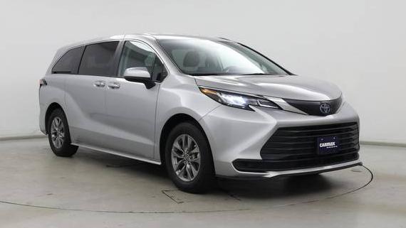 TOYOTA SIENNA 2022 5TDKRKEC5NS131457 image