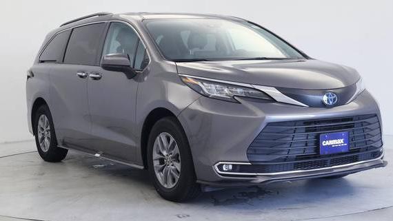 TOYOTA SIENNA 2022 5TDJRKEC6NS080658 image