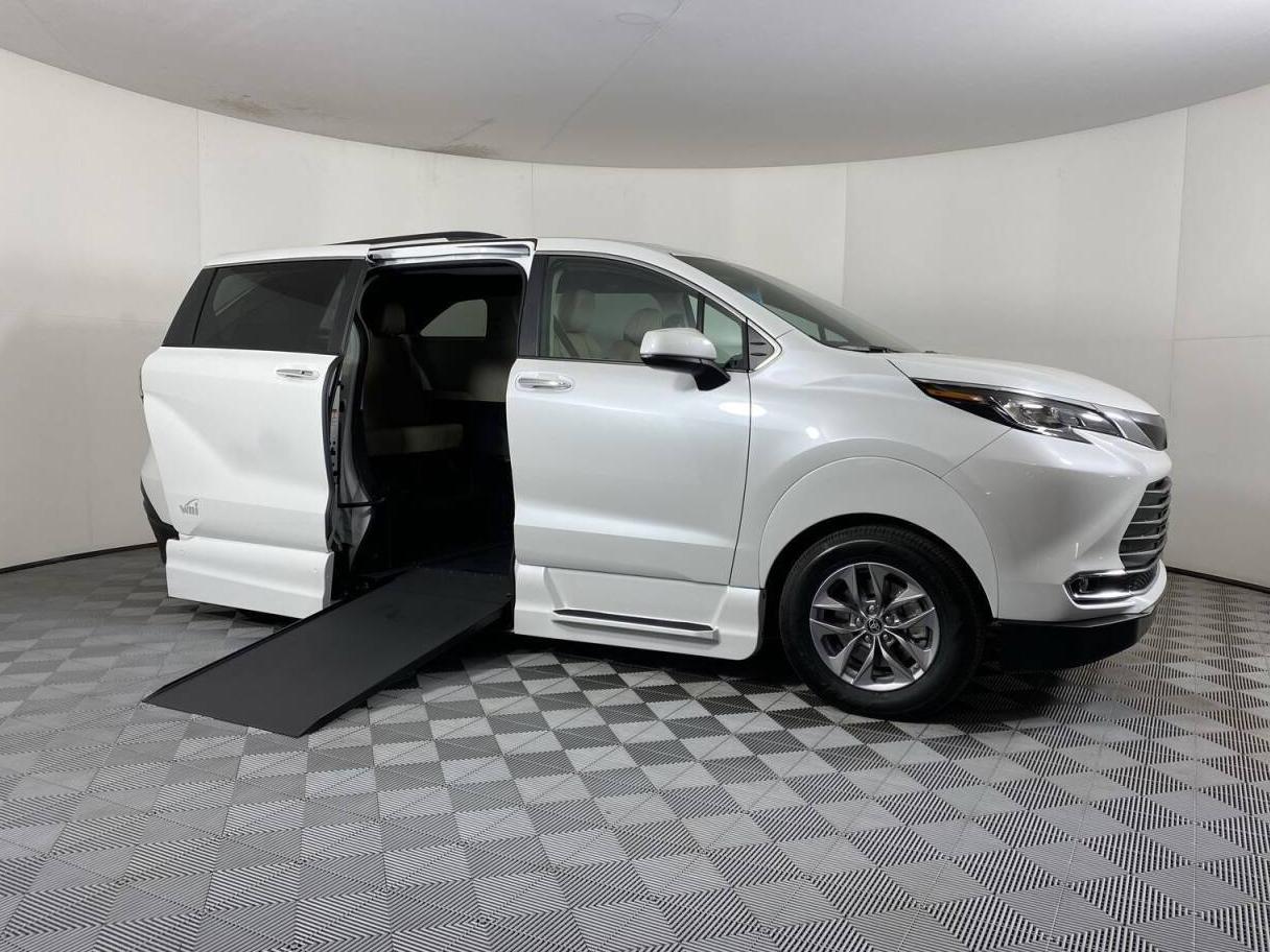 TOYOTA SIENNA 2022 5TDJRKEC0NS075052 image