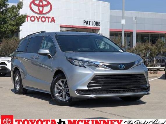 TOYOTA SIENNA 2022 5TDKRKEC4NS113869 image