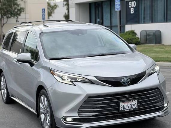 TOYOTA SIENNA 2022 5TDERKEC1NS103667 image