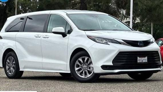TOYOTA SIENNA 2022 5TDKRKEC6NS128146 image