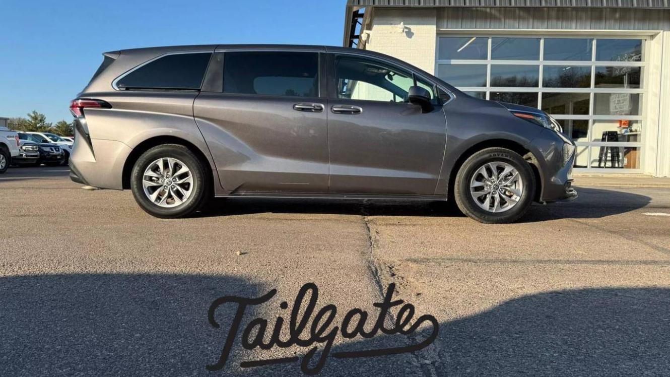 TOYOTA SIENNA 2022 5TDKRKEC1NS111433 image