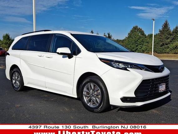 TOYOTA SIENNA 2022 5TDKRKEC4NS121762 image