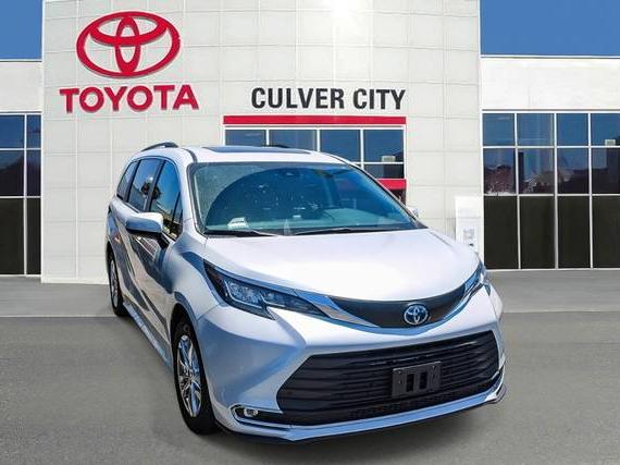 TOYOTA SIENNA 2022 5TDJRKEC4NS114645 image