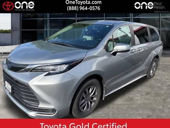 TOYOTA SIENNA 2022 5TDKRKEC1NS135781 image