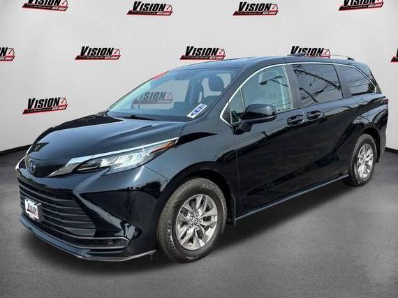 TOYOTA SIENNA 2022 5TDKSKFC1NS068778 image