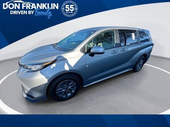 TOYOTA SIENNA 2022 5TDKRKEC3NS132123 image
