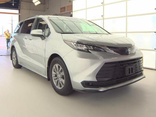 TOYOTA SIENNA 2022 5TDKSKFC2NS069759 image